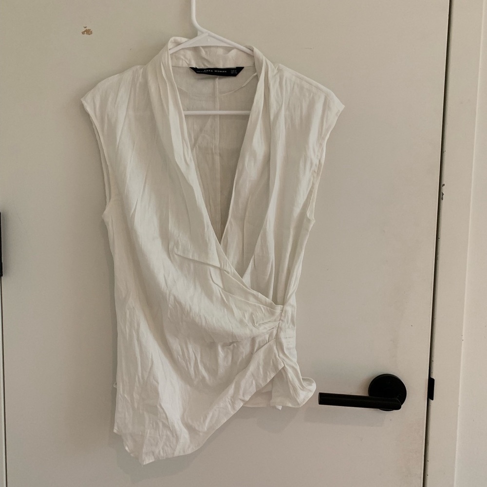 GATHERED LOW-V WHITE TOP